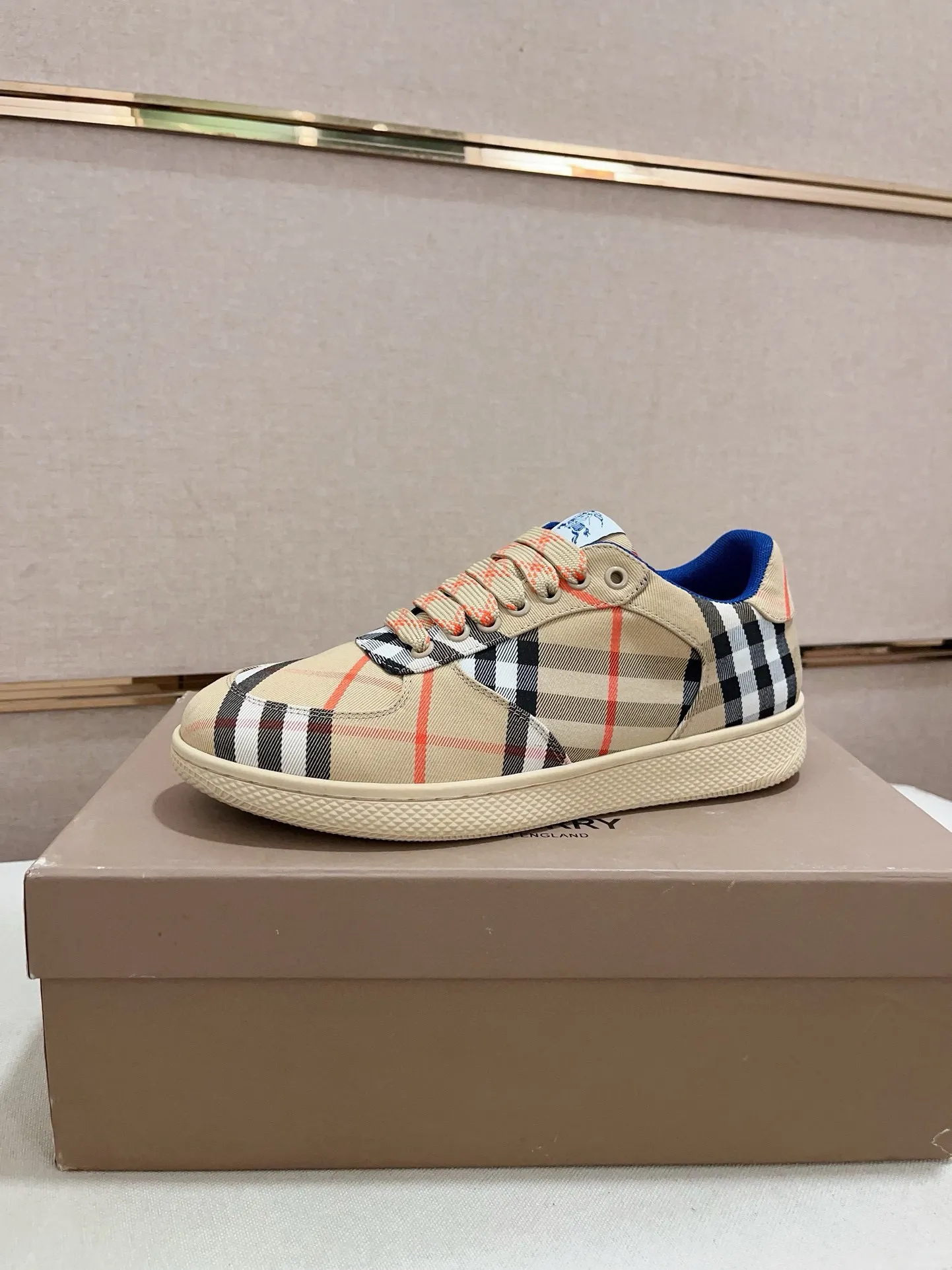Men's shoes 💰: 560💰🇮🇹🇮🇹The counters are synchronized with Burberry's top purchasing agents🔍🔍Synchronized sales. Positive code number: 38-44. Italian imported cowhide, fully imported sheepskin lining, sole: original sole provided by the original factory, exclusive movable molded sole, super comfortable, original factory follow-up order, 🔍🔍high quality, you can enter and leave the counter at will, welcome to compare (45 yuan for customization, no return or exchange)